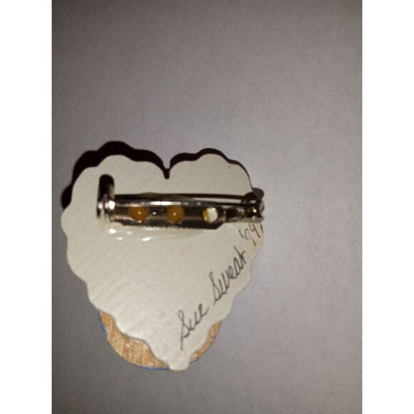 Egg Folk Art Bee Brooch Pin Hand Painted‎ Wooden Signed '99 - Picture 3 of 3